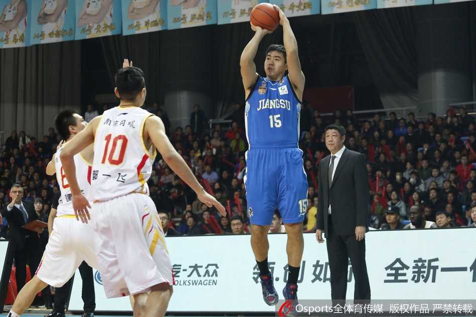 江苏德比战火燎原,肯帝亚客场挫败同曦彰显霸主底蕴 江苏队长易立在人群中高高跃起,上演单手劈扣,仿佛时光倒流,重现当年风采,引爆了肯帝亚的替补席。