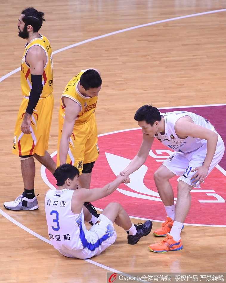 巴赫拉米在对抗中失去平衡，却依然用尽全身力气将球抛向篮筐，波斯弯刀的血性与坚韧在这一刻展现得淋漓尽致