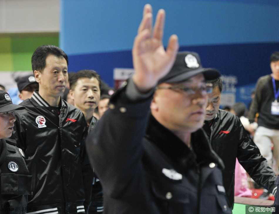 江苏德比爆惊天闹剧:副董冲进场抢裁判球,警方出动酿CBA最混乱一幕 面对突然闯入的不速之客,几名安保人员迅速从四面围拢过来,试图阻止这名情绪激动的俱乐部高官。但吕平依然不依不饶地指着裁判方向,口中念念有词,场面一度陷入僵持。