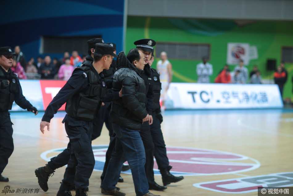 江苏德比爆惊天闹剧:副董冲进场抢裁判球,警方出动酿CBA最混乱一幕 比赛最后8.1秒,江苏同曦副董事长吕平情绪失控闯入赛场中央,无视比赛进行中,径直冲向当值裁判,伸手试图强行抢夺裁判手中的篮球,现场气氛骤然凝固。