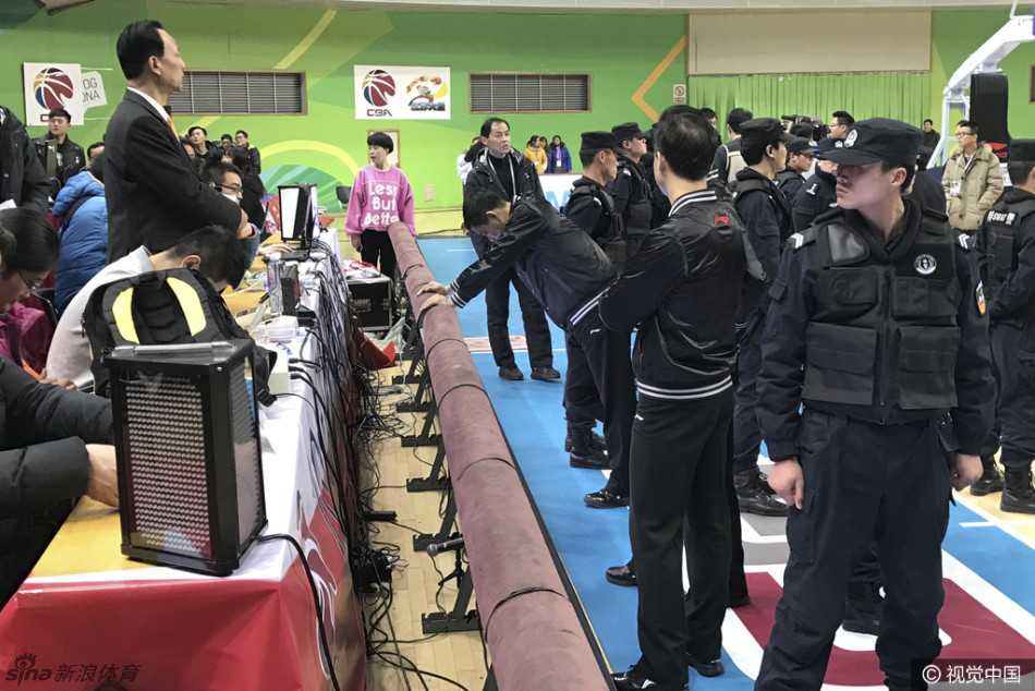 江苏德比爆惊天闹剧:副董冲进场抢裁判球,警方出动酿CBA最混乱一幕 看台上的球迷们被场内的突发状况彻底点燃,许多人站起身来伸长脖子张望,部分球迷情绪激动地挥舞着双臂,口中呼喊着口号,现场嘈杂声震耳欲聋,秩序一片混乱。