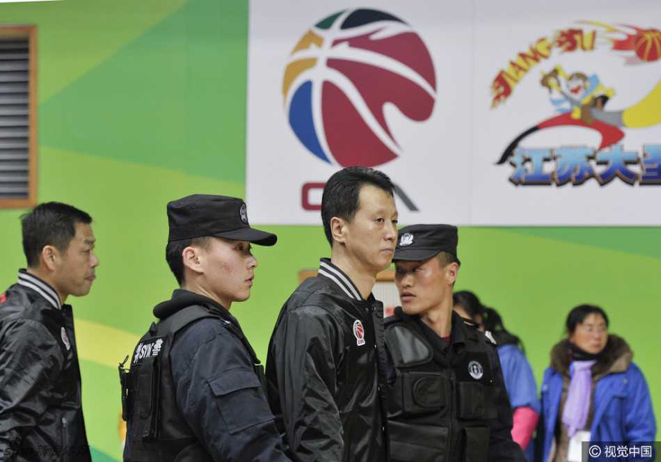 江苏德比爆惊天闹剧:副董冲进场抢裁判球,警方出动酿CBA最混乱一幕 闹剧中心的裁判在混乱中显得颇为无奈,双手紧紧抱住篮球,面对来自球队高层的指责与抢球动作,只能等待安保人员的介入。旁边的球员和工作人员也目瞪口呆。