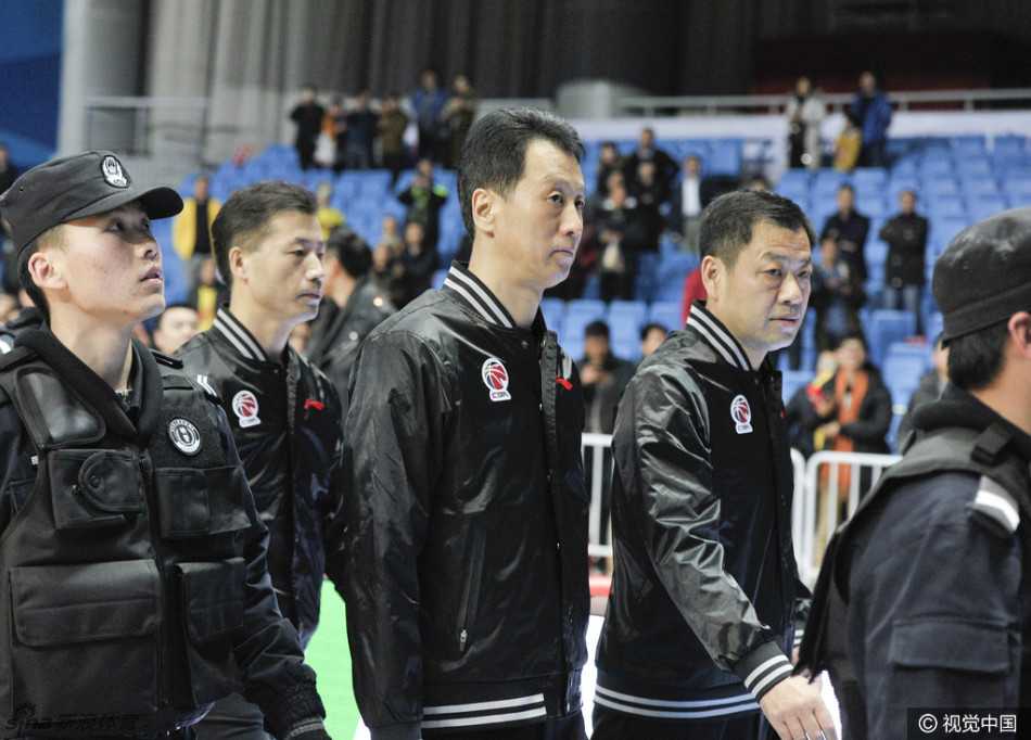 江苏德比爆惊天闹剧:副董冲进场抢裁判球,警方出动酿CBA最混乱一幕 在安保人员的强制簇拥下,身穿深色外套的吕平依然情绪难平,他一边被推搡着离开场地中央,一边回头指向裁判席,口中似乎在继续发泄着心中的不满与怒火。