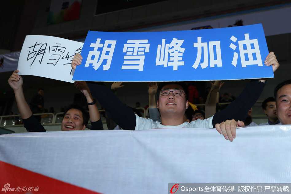 球场上空巨大的LED屏幕上，正在播放胡雪峰职业生涯的精彩集锦，画面定格在他一次抢断后运球快攻的瞬间，眼神坚毅，身姿矫健，全场球迷抬头仰望，沉浸在回忆中。
