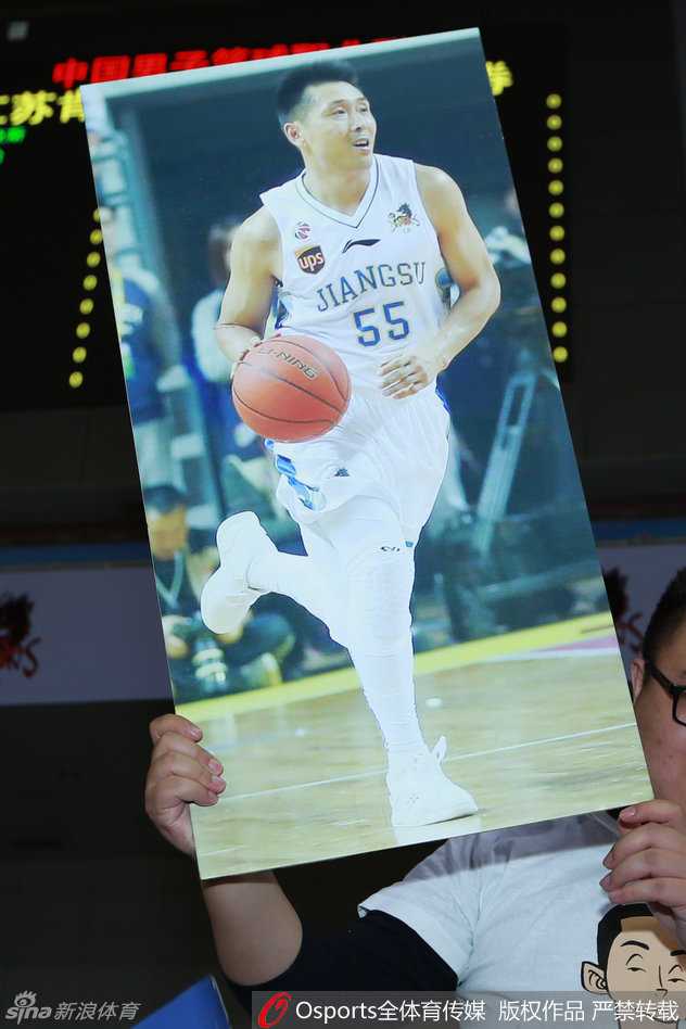 赛场中央，青春靓丽的篮球宝贝们不再穿着往常的表演服，而是统一换上了白色的江苏队55号球衣，她们整齐列队，面带微笑，用这种特别的方式向胡雪峰致敬。