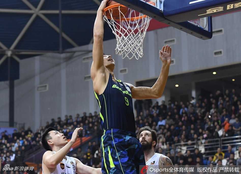 比赛进行到白热化阶段，裁判员通过录像回放仔细研判一次关键判罚，场边的教练组和球员们神情紧张，这次判罚在赛后引发了关于最后时刻争议的广泛讨论