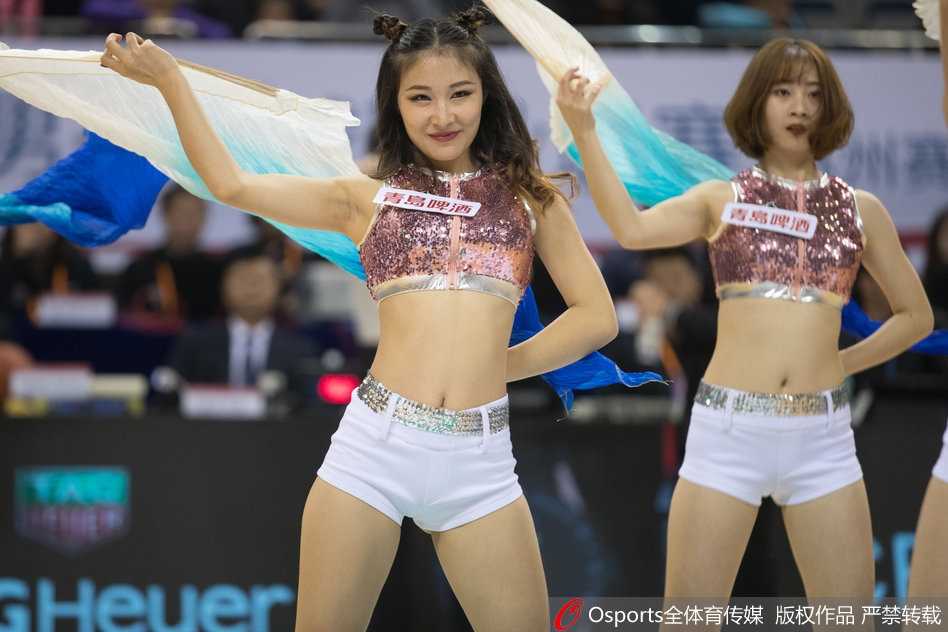 江苏肯帝亚主场大胜福建浔兴 篮球宝贝扇子舞燃爆全场 江苏肯帝亚篮球宝贝们手持粉色羽扇,在赛场中央整齐列队,她们面带灿烂笑容,动感的舞姿瞬间点燃了全场球迷的热情。