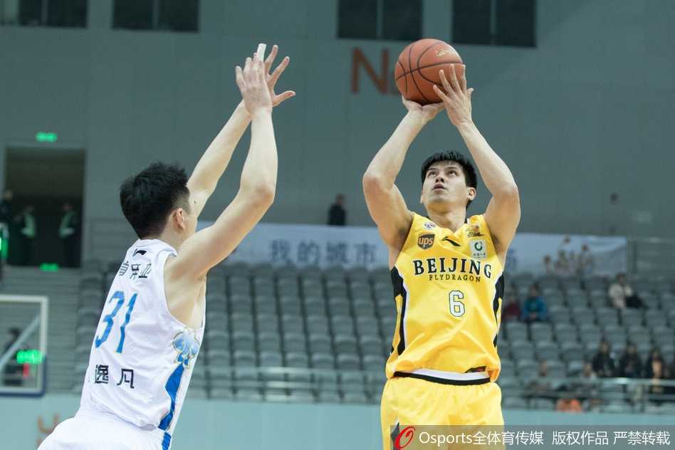 江苏队国内球员史鸿飞三分出手，篮球离开指尖的瞬间，他的眼神紧紧锁定篮筐，场边的球迷已准备起身欢呼。