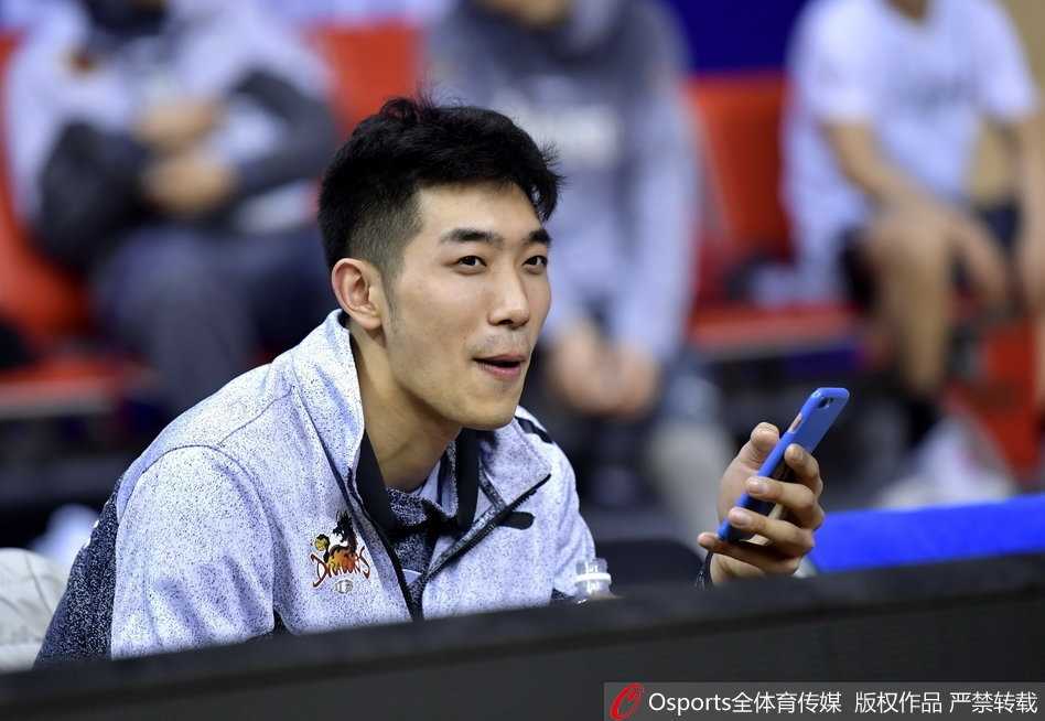 江苏肯帝亚季后赛静待齐鲁劲敌 拉杜利察顶“爆炸头”苦练被赞最耐撕利器 训练中的拉杜利察威风凛凛,他凭借灵活的脚步在内线强打,哪怕面对多人包夹也毫无惧色,扎实的肌肉线条正是他统治禁区的资本。