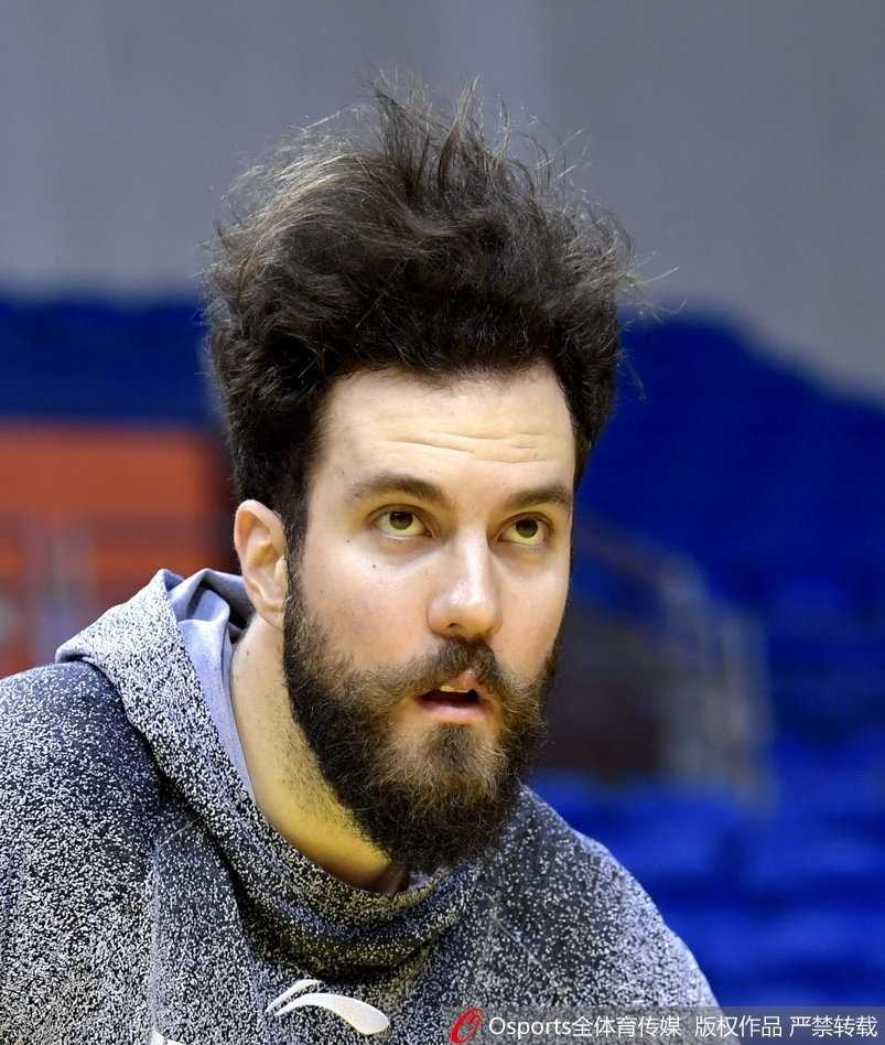 江苏肯帝亚季后赛静待齐鲁劲敌 拉杜利察顶“爆炸头”苦练被赞最耐撕利器 别看拉杜利察长相凶悍,场下的他却是个不折不扣的开心果,对着镜头搞怪耍宝,与场上判若两人,队友们都亲切地叫他‘耐撕’先生。