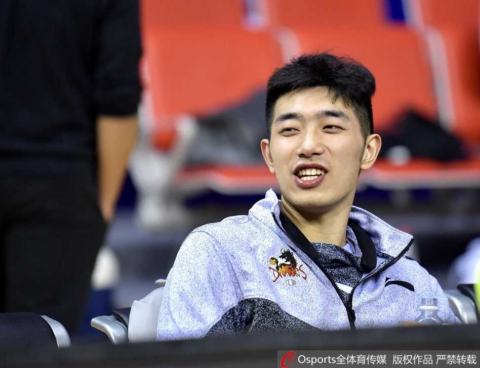 江苏肯帝亚季后赛静待齐鲁劲敌 拉杜利察顶“爆炸头”苦练被赞最耐撕利器 拉杜利察化身内线指挥官,在包夹中冷静寻找队友,双手将球传出。他宽阔的视野和无私的球风,让江苏队的进攻变得行云流水。