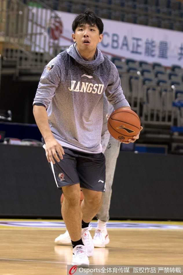 球队执行教练贝西洛维奇在场边双手插兜，目光如炬地观察着场上的训练情况，不时大声呼喊指导队员。