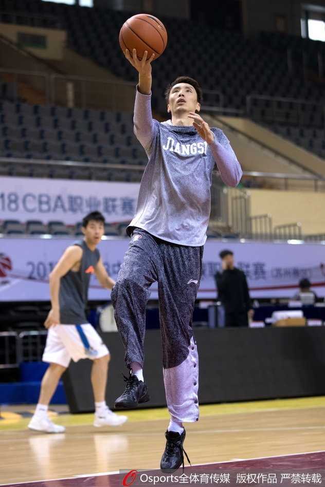 内线悍将李原宇在篮下卡位要球，肌肉紧绷，展现出强大的力量和争抢篮板的决心。