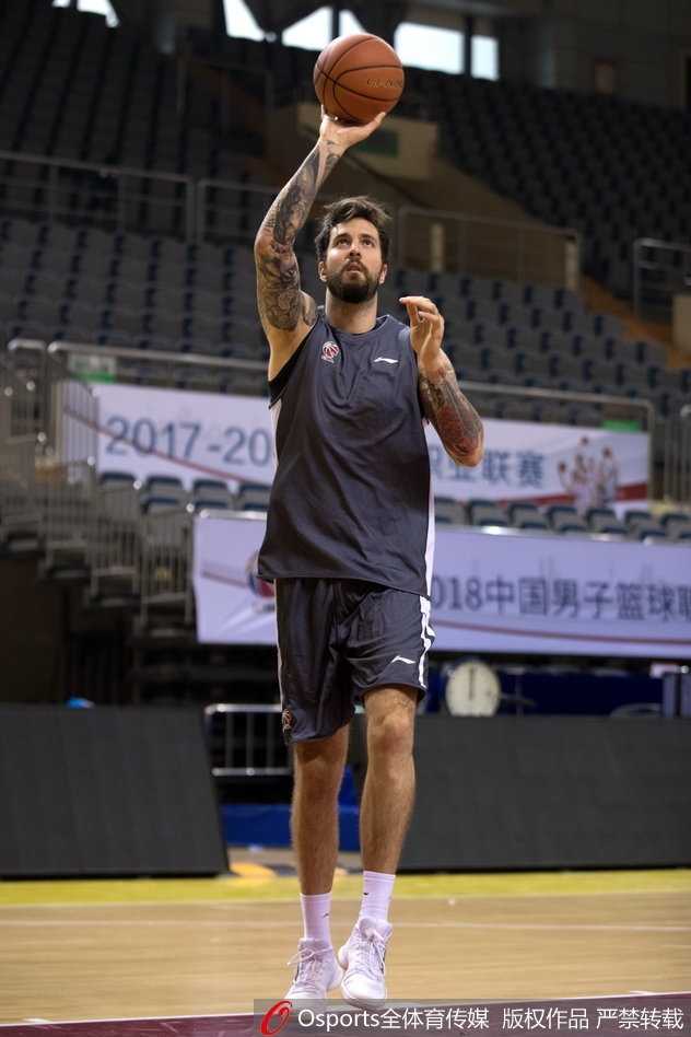 队长易立在训练中完成一次飘逸的上篮，虽然岁月流逝，但他的身姿依旧矫健，是球队最可靠的领袖。