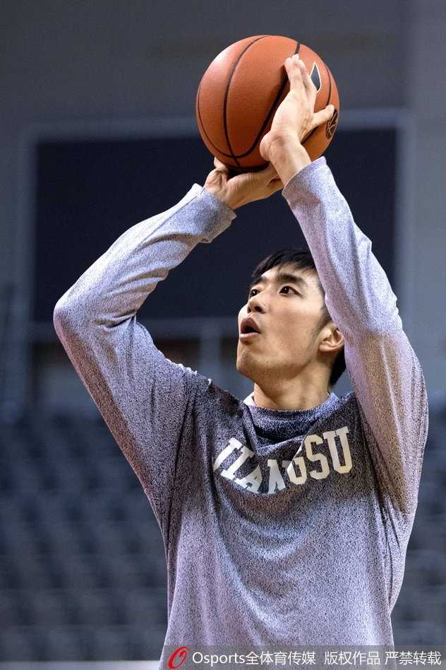 球员们围成一圈，进行力量与核心力量的训练，汗水浸湿了球衣，展现出极强的团队凝聚力和拼搏精神。