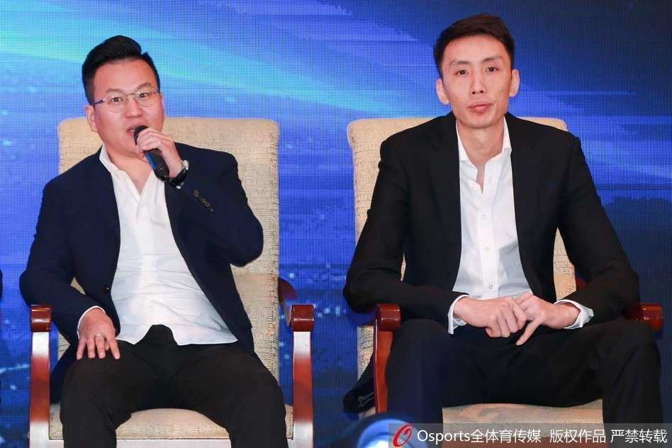 老将陈磊与新加盟的吴冠希交流着，陈磊伤势恢复超预期，面对老东家北京首钢他充满了期待。