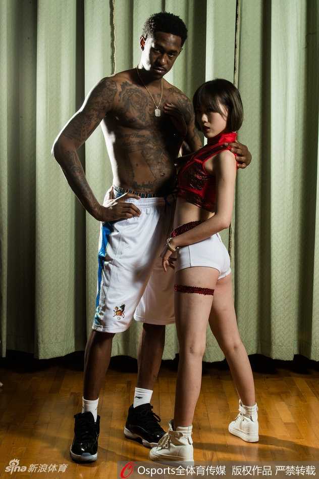 江苏肯帝亚男篮创意大片 篮球宝贝与布鲁克斯演绎美女与野兽 光影交错下,篮球宝贝依偎在“小黑豆”布鲁克斯身旁,刚毅的肌肉线条与柔美的身姿构成了一幅充满张力的画面。