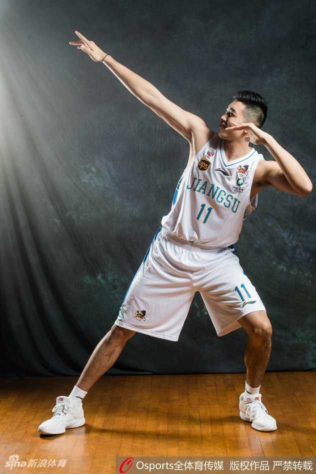 江苏肯帝亚男篮创意大片 篮球宝贝与布鲁克斯演绎美女与野兽 布鲁克斯身着红色战袍,眼神锐利如猎食者,而身旁的篮球宝贝则如同丛林中走出的精灵,诠释着赛场上的野性与柔情。