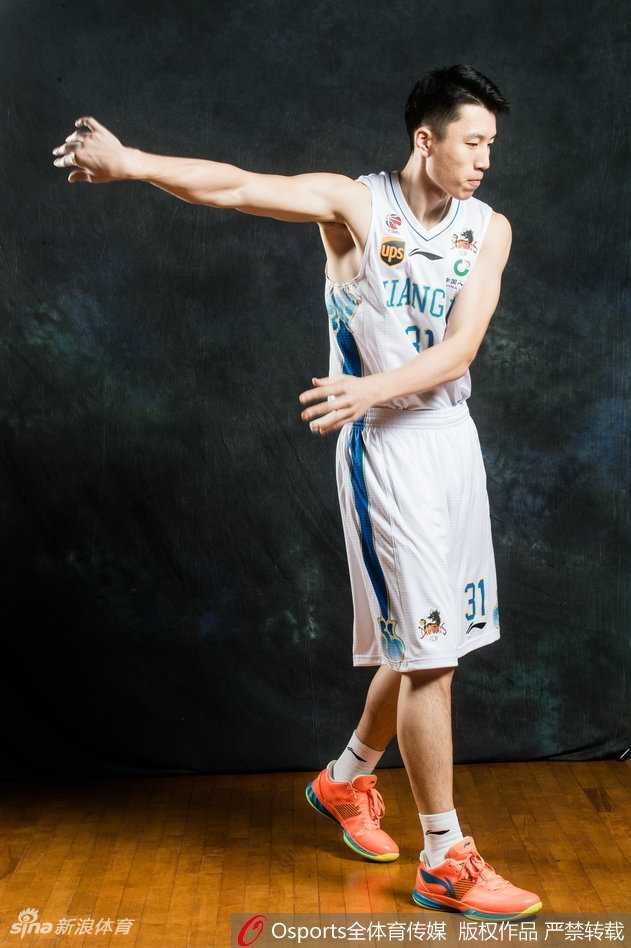 江苏肯帝亚男篮创意大片 篮球宝贝与布鲁克斯演绎美女与野兽 画面聚焦于宝贝的妩媚与布鲁克斯的冷峻,仿佛一场无声的对手戏,让人联想到球场上瞬息万变的攻防转换。