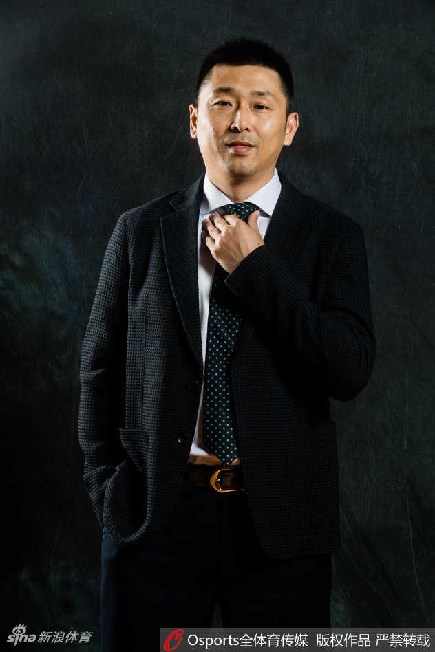 江苏肯帝亚男篮创意大片 篮球宝贝与布鲁克斯演绎美女与野兽 布鲁克斯将篮球宝贝高高托起,如同庆祝胜利的瞬间,这一刻他不是独自战斗的球星,而是与美丽搭档共享荣耀时刻。