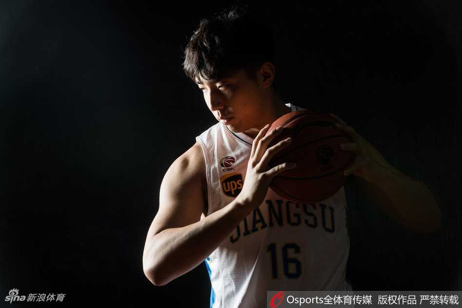 江苏肯帝亚男篮创意大片 篮球宝贝与布鲁克斯演绎美女与野兽 最后这张全景图中,所有宝贝簇拥着唯一的“国王”布鲁克斯,野兽与美女的童话在篮球世界中被完美复刻,温馨而富有力量。