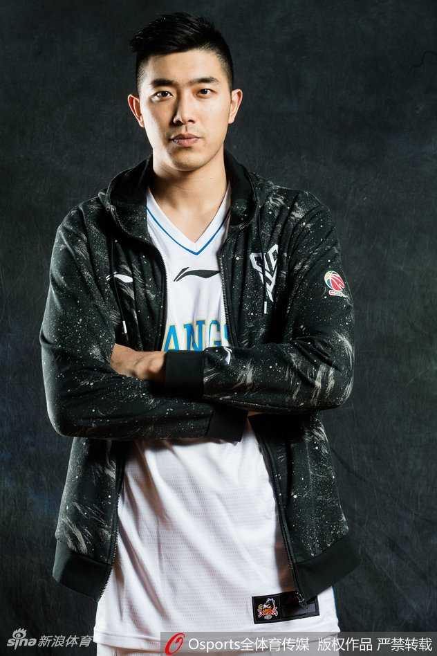 江苏肯帝亚男篮创意大片 篮球宝贝与布鲁克斯演绎美女与野兽 镜头拉远,布鲁克斯霸气外露地坐在椅子上,身旁的宝贝们姿态各异,宛如一幅描绘篮球江湖的群像图。