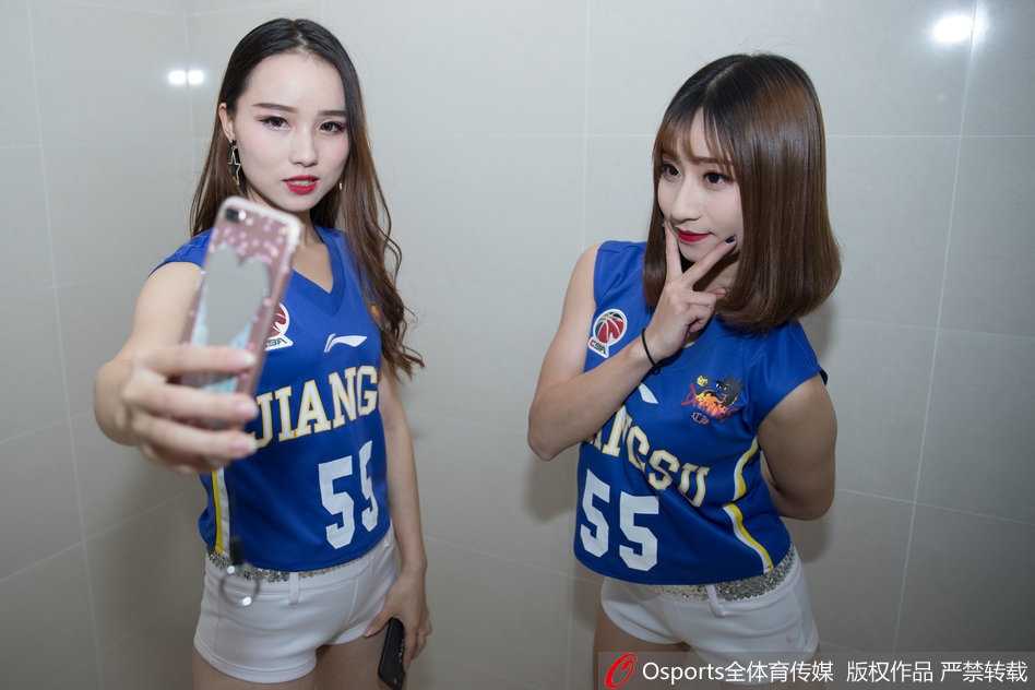 江苏肯帝亚篮球宝贝凯旋之舞:更衣室里的璀璨序章,为新赛季燃情助威 江苏肯帝亚篮球宝贝KDancer成员身穿靓丽短裙,在更衣室的柔光下回眸一笑,甜美的笑容与修长的身姿瞬间定格,为即将到来的激战注入温柔力量。