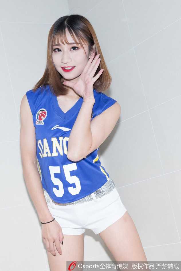 江苏肯帝亚篮球宝贝凯旋之舞:更衣室里的璀璨序章,为新赛季燃情助威 更衣室内,一名KDancer成员手持彩球对镜自拍,镜中映出她俏皮的表情和充满活力的身影,满墙的球队海报成为背景,诉说着她与球队密不可分的联结。