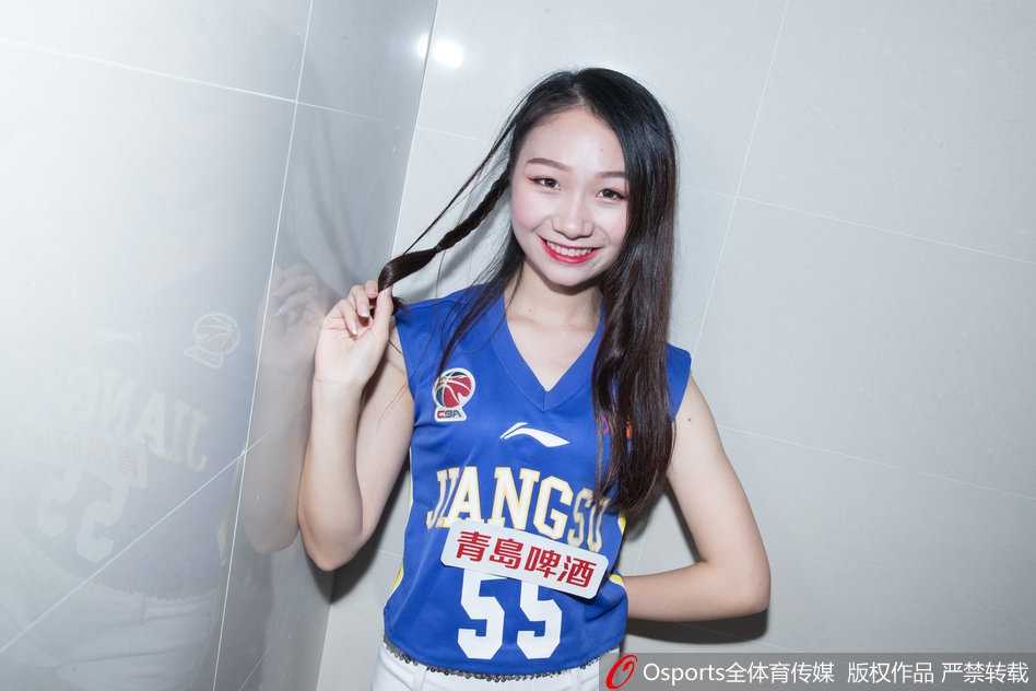 江苏肯帝亚篮球宝贝凯旋之舞:更衣室里的璀璨序章,为新赛季燃情助威 写真中,一位KDancer成员坐在更衣室的储物柜旁,单手托腮,眼神温柔而坚定,修长的身形在暖黄色的灯光下勾勒出迷人的轮廓,美得如同一幅油画。