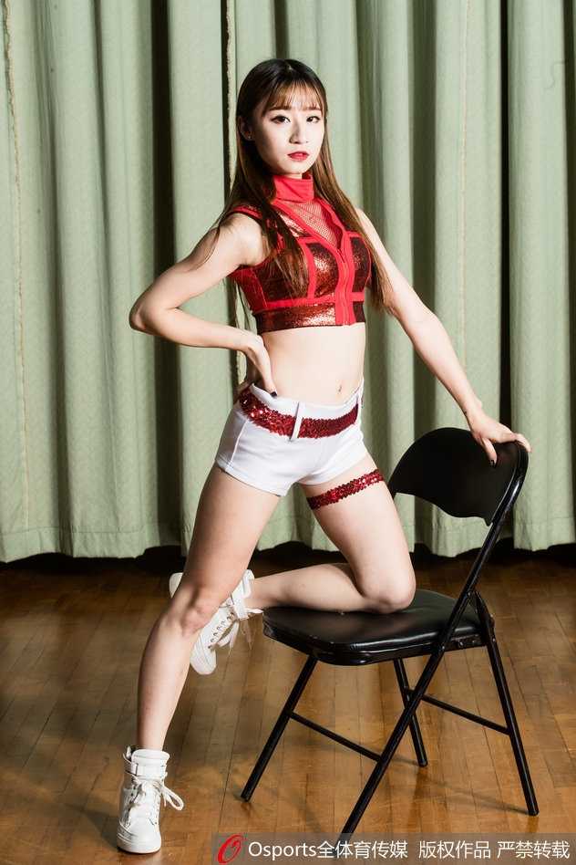 江苏肯帝亚篮球宝贝凯旋之舞:赛场边的最美风景线 两位肯帝亚宝贝并肩而坐,一人轻撩发梢,一人温婉浅笑,白皙美腿在光影下交织,展现出姐妹情深与团队特有的柔美魅力。