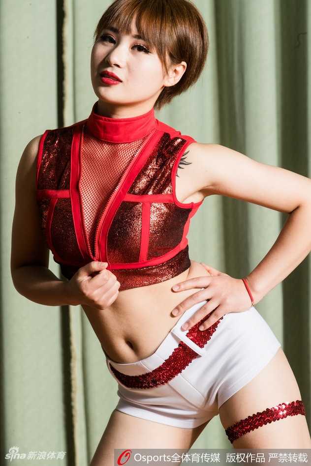 江苏肯帝亚篮球宝贝深V红衣写真,光影间舞动新赛季热情 光影交错中,江苏肯帝亚篮球宝贝身披红色深V战袍,回眸瞬间,长发飘扬,尽显赛场之外的万种风情。