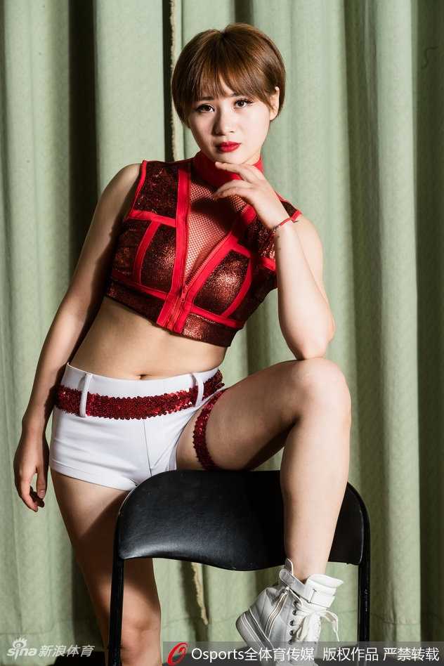 江苏肯帝亚篮球宝贝深V红衣写真,光影间舞动新赛季热情 特写镜头捕捉到宝贝的自信微笑,深V剪裁衬托出优美锁骨,背景虚化中仿佛能听见新赛季开场哨响前的律动。