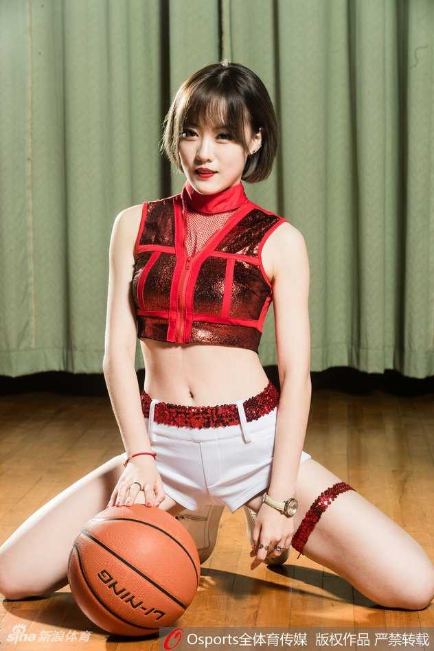 江苏肯帝亚篮球宝贝热辣写真点燃新赛季战火 肯帝亚篮球宝贝身穿亮黄色短裙,在聚光灯下舒展身姿,笑容极具感染力