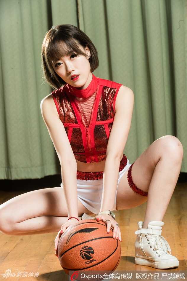 江苏肯帝亚篮球宝贝热辣写真点燃新赛季战火 写真中宝贝身着黑色韵律装束,眼神自信而坚定,尽显力量与柔美的结合