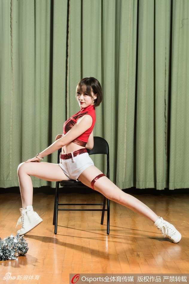 江苏肯帝亚篮球宝贝热辣写真点燃新赛季战火 镜头特写下,宝贝的青春脸庞带着俏皮微笑,活力的马尾辫随风轻扬