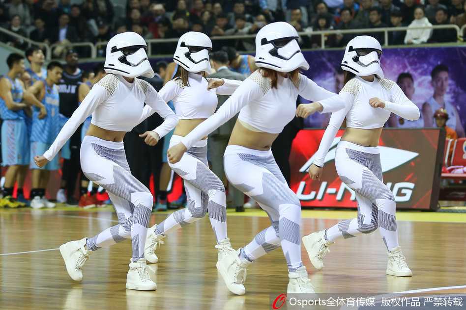 江苏肯帝亚篮球宝贝跨界演绎“星际大战” 主场战新疆虽败犹荣 江苏肯帝亚篮球宝贝化身科幻星际战士,银色铠甲在球场灯光下闪耀,瞬间点燃全场热情。