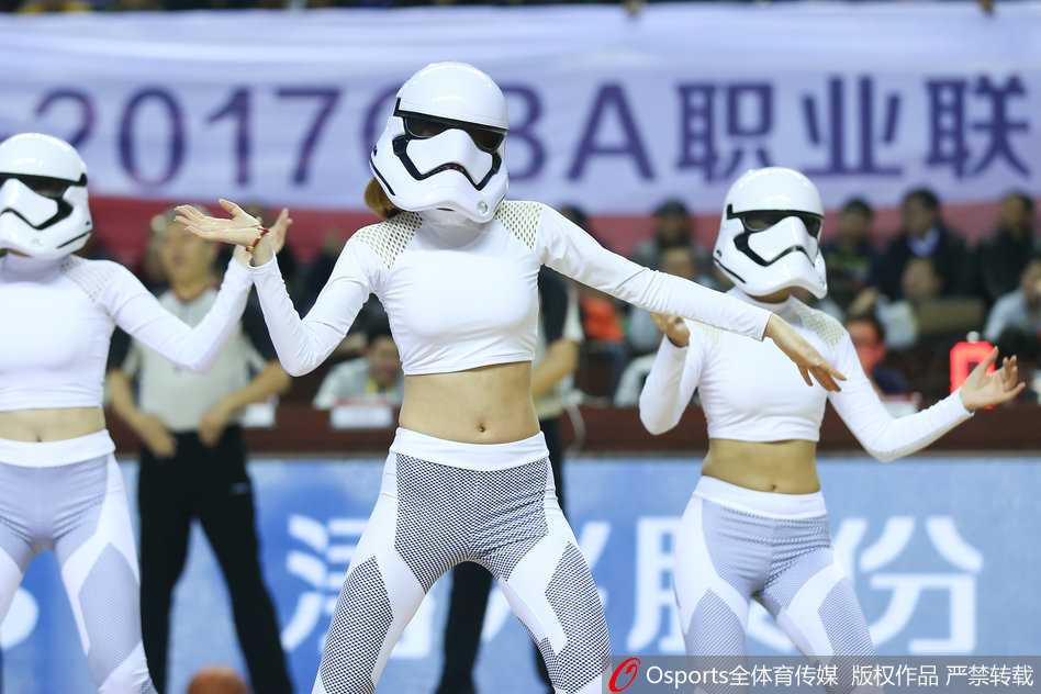 江苏肯帝亚篮球宝贝跨界演绎“星际大战” 主场战新疆虽败犹荣 表演结束后,所有篮球宝贝集体向观众致意,背后的江苏肯帝亚队徽与星际战士的装扮相映成趣,定格了这一充满创意的夜晚。