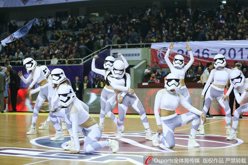 江苏肯帝亚篮球宝贝跨界演绎“星际大战” 主场战新疆虽败犹荣 特写镜头下,篮球宝贝的星际战士头盔反射出球场的灯光,她正在为江苏队的精彩进攻振臂欢呼。