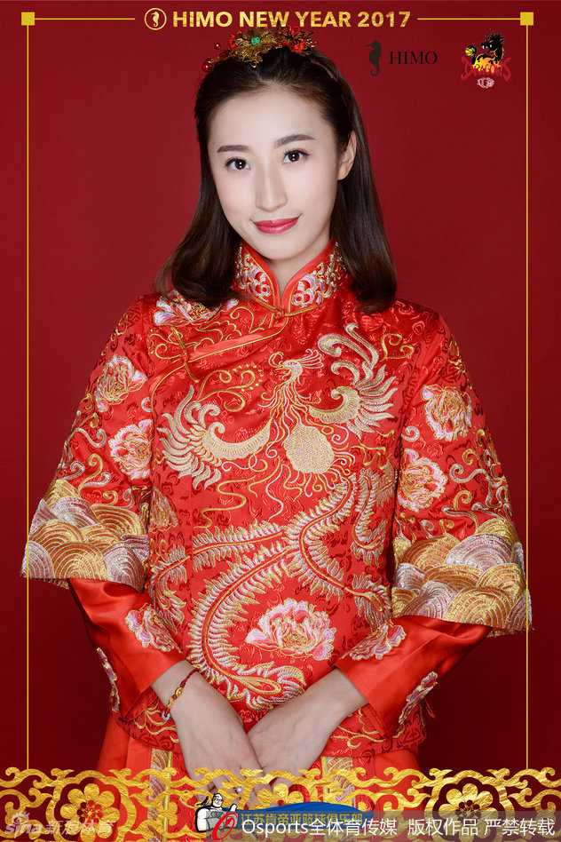 最后一组镜头定格在宝贝们低头祈福的瞬间。她双手合十，衣领上的绒毛在微风中轻轻拂动，身后是朦胧的灯光。这一刻，她不仅是赛场的精灵，更是新春的祈福者，将平安喜乐的愿望传递给每一个人。