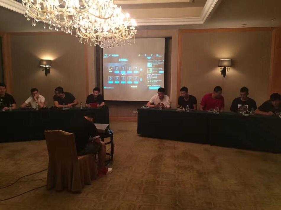 主宰在峡谷中咆哮着腾空而起,压迫感十足,击败它能为全队带来强大增益,这正如体育竞技中那股永不言弃的队魂,在关键时刻给予队伍力量与信念。