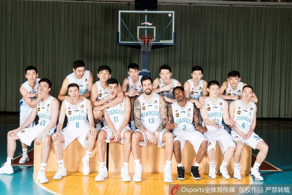 江苏肯帝亚黑白双雄领衔重返季后赛半程亚军书写黑马传奇 球队灵魂马尚·布鲁克斯在镜头前露出标志性的‘小科比’式微笑,眼神坚毅,蓄势待发,他是江苏队攻城拔寨的锋利尖刀。