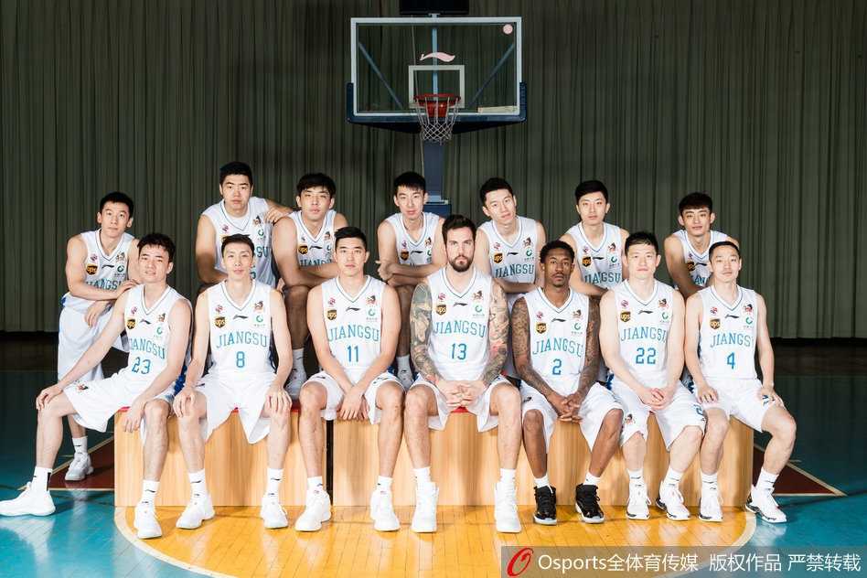 江苏肯帝亚黑白双雄领衔重返季后赛半程亚军书写黑马传奇 全体成员在镜头前定格下新赛季的昂扬斗志,这张全家福见证了一支平民球队蜕变为联盟最强黑马的起点,也承载了江苏篮球复兴的希望。