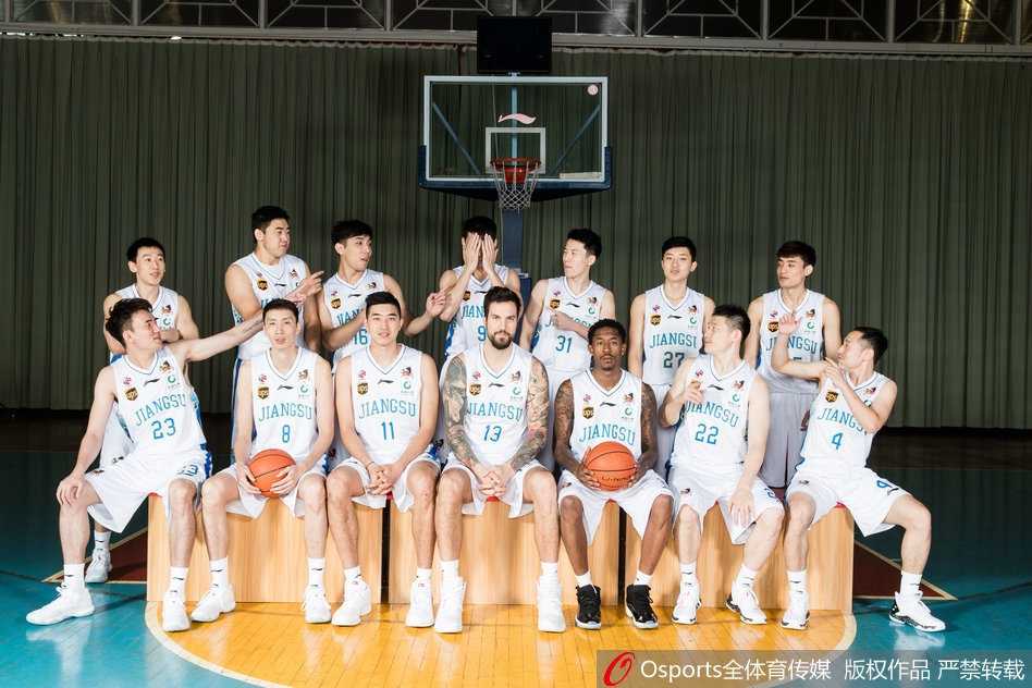 江苏肯帝亚黑白双雄领衔重返季后赛半程亚军书写黑马传奇 老将易立带领着一众本土悍将直面镜头,他的身上流淌着江苏篮球的血液,即便岁月流转,他依然是这支青年军最可靠的定海神针。