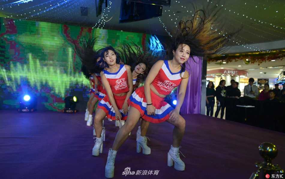 镜头捕捉到一位篮球宝贝自信飞扬的瞬间，她甜美的笑容如同秋日里的暖阳，与空中飞舞的秀发交织成一幅动感十足的青春画卷。