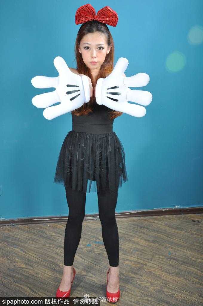 沈阳篮球宝贝们统一扎着俏皮的蝴蝶结发饰，对着镜头集体比心，脸上洋溢着甜美又带点羞涩的笑容，瞬间抓住了全场的目光。