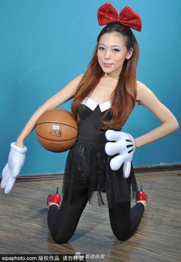 这位宝贝扎着高高的马尾和红色蝴蝶结，在动感的音乐节奏中回眸一笑，眼神里透着灵动与俏皮，仿佛能够驱散球员所有的疲惫。