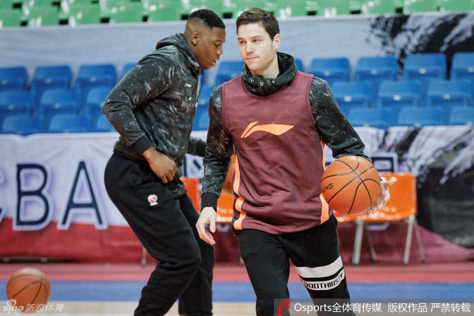 沪上双星闪耀,鲨气重现 “寂寞大神”弗雷戴特在训练场上神情轻松,眼神中透露着无比的自信,仿佛一切防守在他面前都将化为乌有。