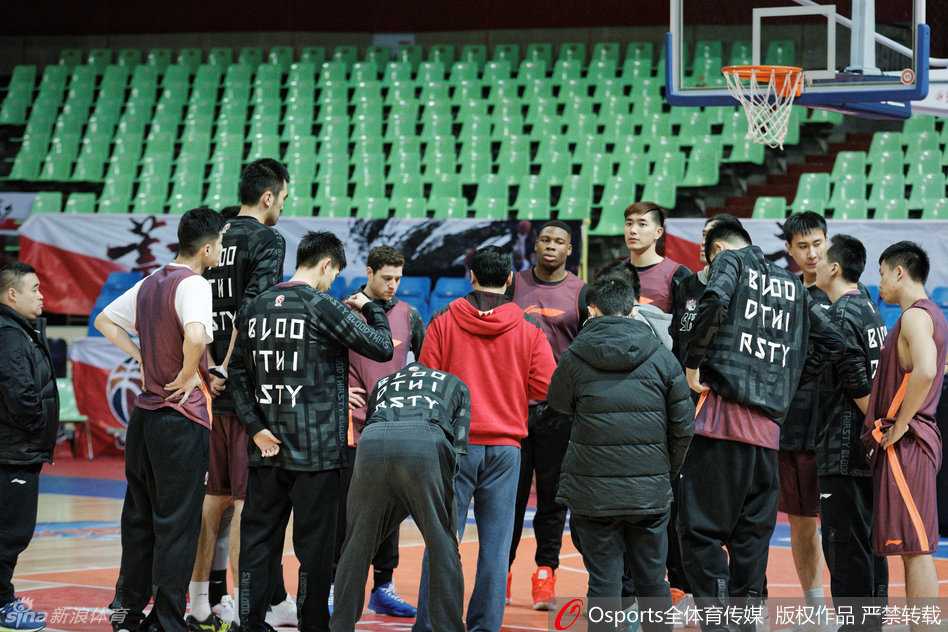 沪上双星闪耀,鲨气重现 亚布塞莱在训练中持球进攻,他强壮的身体和灵活的步伐让他在内线予取予求,如同禁区里的一头猛兽。