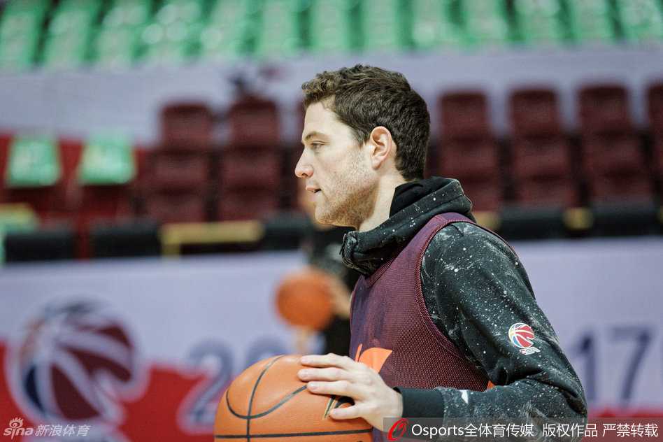 沪上双星闪耀,鲨气重现 主教练刘鹏双手抱胸,神情严肃地接受采访,他正在阐述针对第30轮的战术部署,以及对年轻球员的期望。