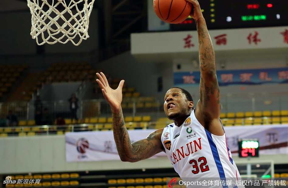 上海男篮球员在天津客场陷入苦战，开局阶段面对主队猛烈进攻显得步履蹒跚，神情严峻地组织着每一次进攻。
